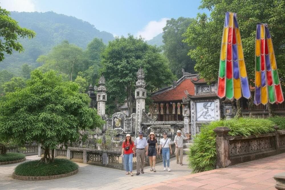 Đền thờ Mẫu với kiến tr&uacute;c chạm khắc tinh xảo